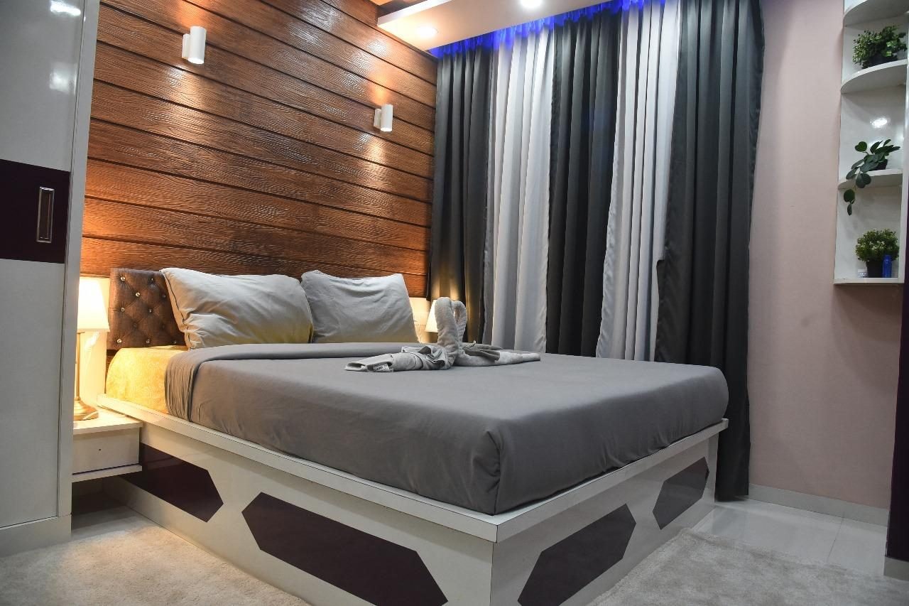 Bedroom with a slatted wood wall